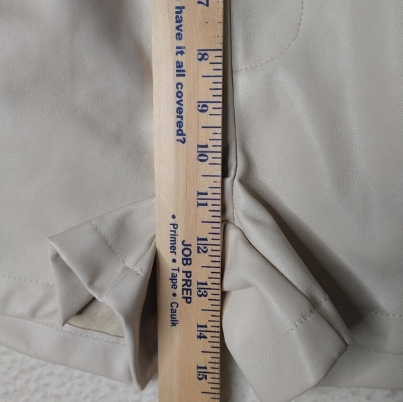 7 For All Mankind Faux Leather Shorts Kahki Sz. Small Women's NWT - Picture 3 of 6